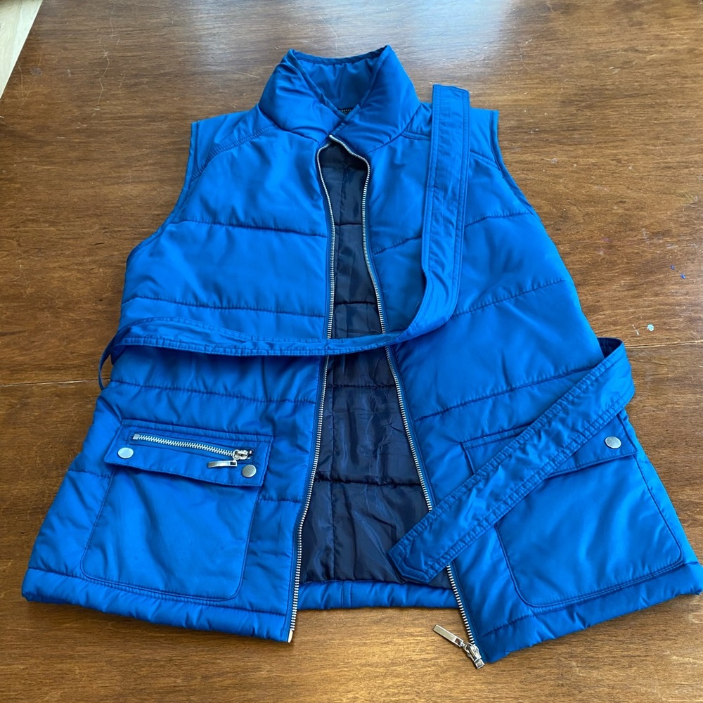 🥶 BLUE AND NAVY PUFFER JACKET WITH REALLY COOL POCKETS 🥶